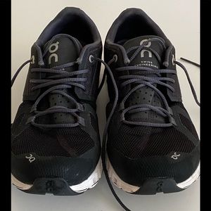 On Cloud Running Shoe Woman’s size 8
